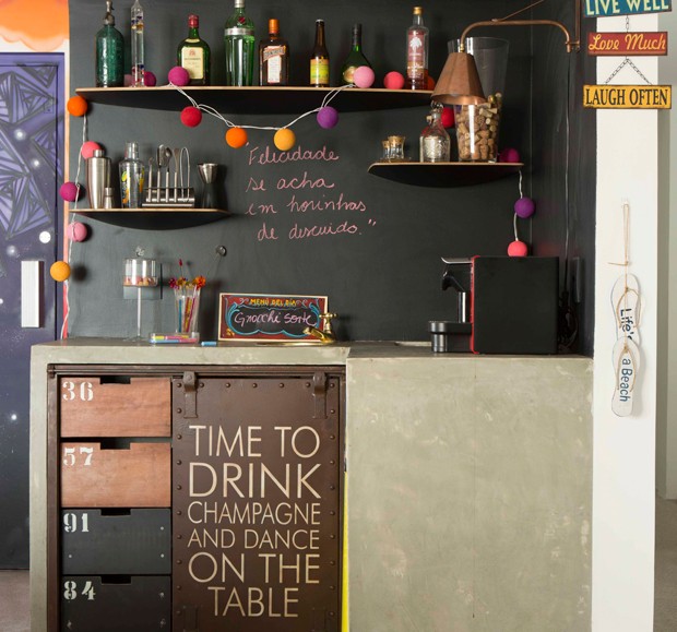 Cozinhas com prateleiras: 13 ideias para decorar e organizar